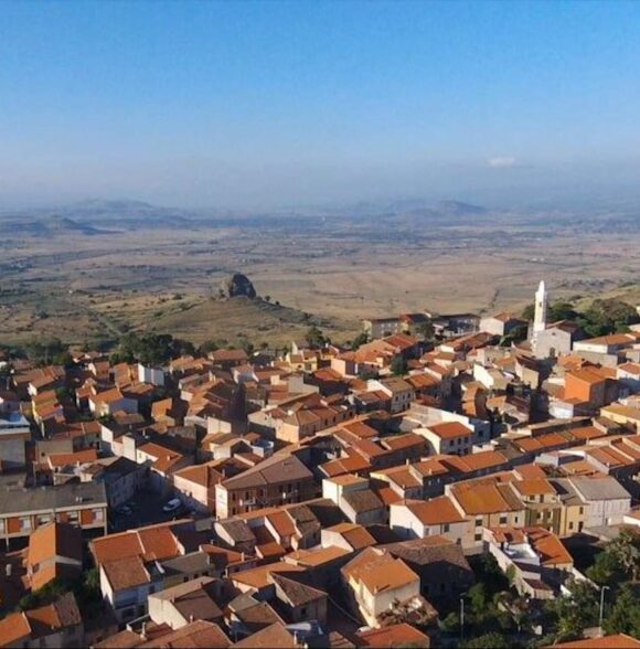 Giave, il paese delle quattro chiese all’ombra di un vulcano spento