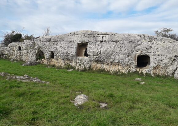 A Cheremule straordinarie incisioni rupestri di 5000 anni fa